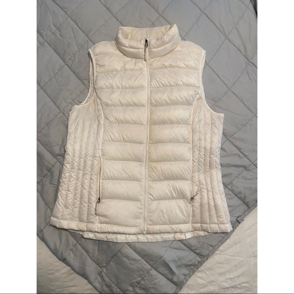 Packable white puffer vest ❄️